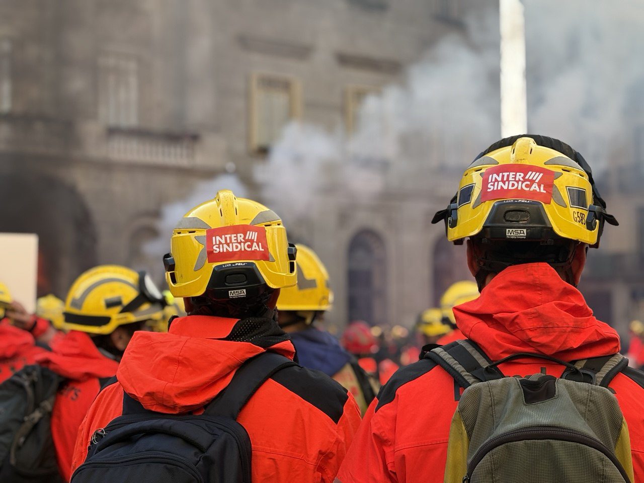 Mobilització per exigir millores en les condicions laborals del cos de Bombers