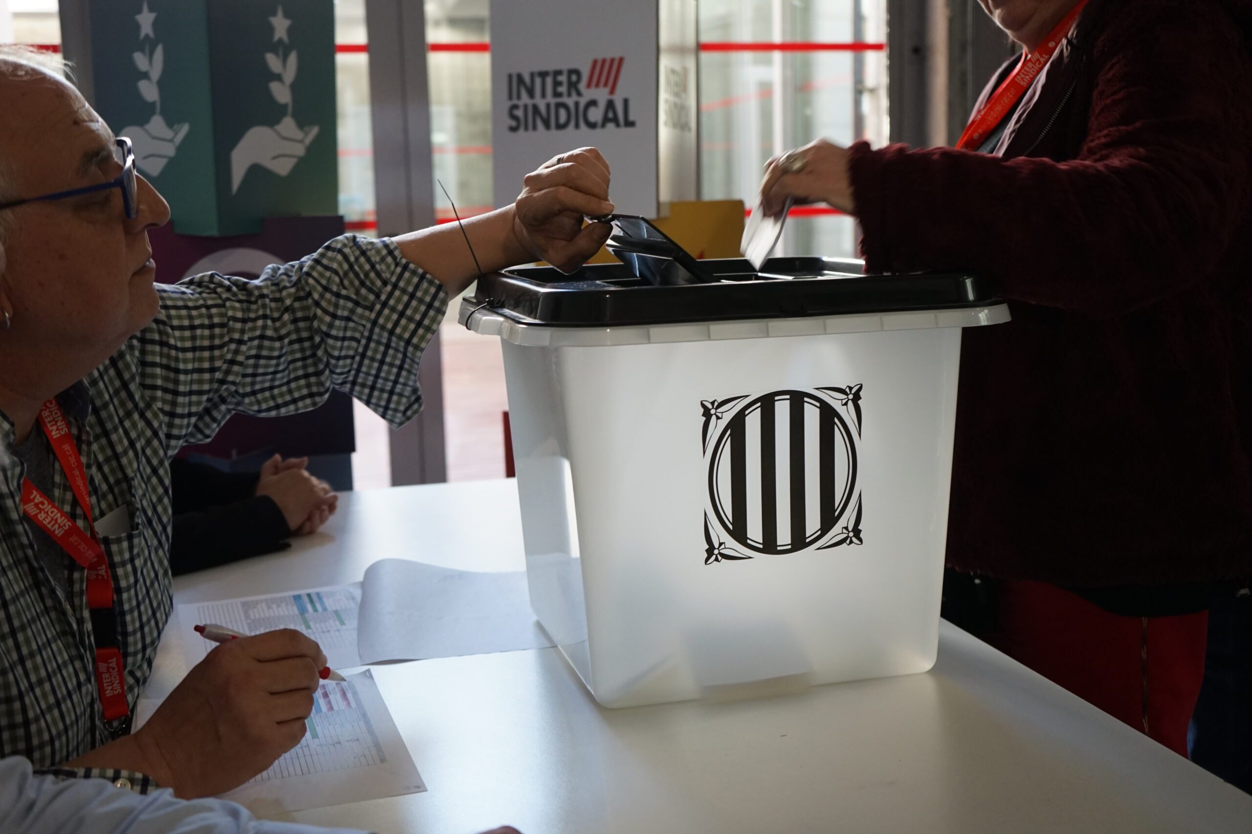 Votació durant el congrés de la Intersindical